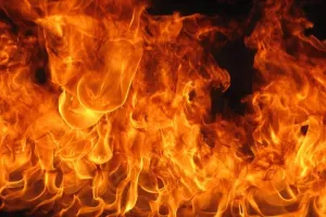 मुरादाबाद: खोखों में लगी आग ने क्लीनिक को लिया चपेट में, दो लाख का नुकसान होने की आशंका