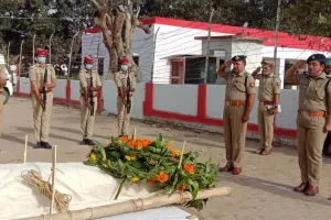 देवरिया: बच्चे की मौत के गम ने ले ली सिपाही की जान, बंद कमरे में फंदे से लटकता मिला श‍व