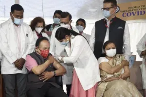 स्वास्थ्य मंत्री हर्षवर्धन और उनकी पत्नी ने लगवाया कोरोना का टीका