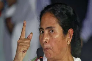 ममता की चेतावनी, गद्दारों ने पैसों के दम पर गुड़ों को काम पर रखा, वोट डालने को किसी को धमकाया तो…