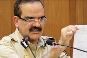 एंटीलिया केस: मुंबई पुलिस कमिश्नर परमबीर सिंह का तबादला