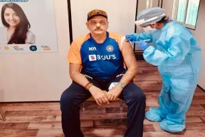 टीम इंडिया के कोच रवि शास्त्री ने लगवाई कोविड वैक्सीन की पहली डोज, ‘वैज्ञानिकों को कहा धन्यवाद’