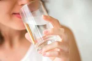 बदलते मौसम में नहीं होना चाहते हैं बीमार, गर्म पानी का करें इस्तेमाल