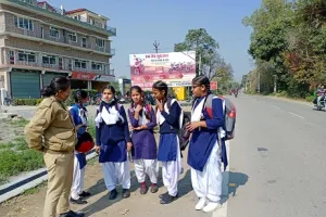 हल्द्वानी: छेड़छाड़ की घटनाओं पर रोक लगाने को स्कूल पहुंची पुलिस, सुनी छात्राओं की समस्या