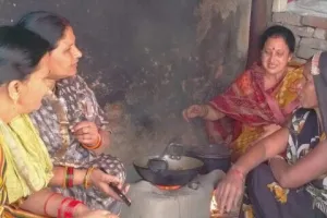रुद्रपुर: चूल्हे पर खाना बनाकर किया गैस दाम में वृद्धि का विरोध 