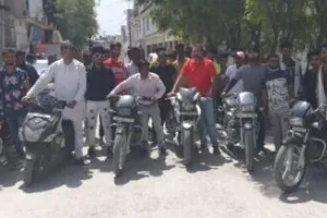 रुद्रपुर: बाइक को धकेल कर युवाओं ने किया प्रदर्शन