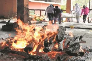 मुरादाबाद: मां की चिता को मुखाग्नि देते बेटे ने उठाए व्यवस्था पर सवाल