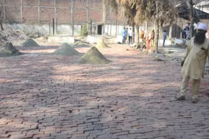 बरेली: जमीन पर न जलें चिताएं, इसलिए संजयनगर में ईंट-मिट्टी से बनाए अस्थायी चबूतरे