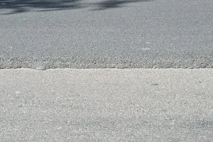 बरेली: एक तरफ के गड्डे भरकर छोड़ दिया नेशनल हाईवे