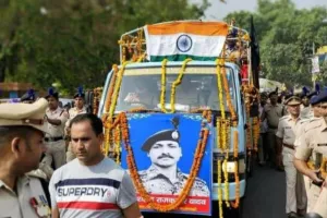 अयोध्या: नक्सली हमले में शहीद हुए राज कुमार यादव की अंतिम यात्रा में उमड़ा जनसैलाब