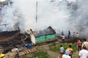 हल्द्वानी: मजदूरों की झुग्ग्यों में लगी आग, आधा दर्जन झुग्गियां जलकर स्वाहा