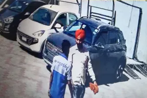 लखीमपुर खीरी: टेस्ट ड्राइव के लिए निकलवाई कार, हाईवे पर कर्मचारियों को दिखाया तमंचा और लूट ली