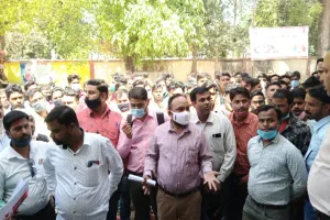 बरेली: मीटर रीडरों ने चीफ इंजीनियर कार्यालय पर किया प्रदर्शन