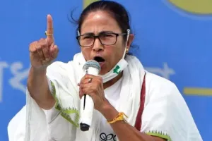 ममता बोलीं- ‘प्रधानमंत्री मोदी क्या भगवान हैं…जो भाजपा की जीत की भविष्यवाणी कर रहे’