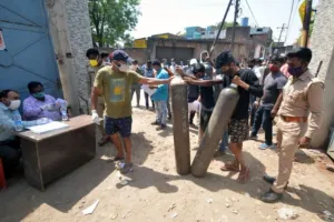 लखनऊ: ऑक्सीजन खत्म, अस्पतालों में बेड भी फुल, कैसे मिले इलाज नहीं बता पा रहे अधिकारी