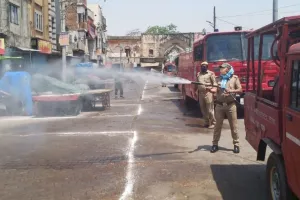 अयोध्या: कोरोना को हराने में अहम भूमिका निभा रही फायर ब्रिगेड, गाड़ियों से हो रहा सैनिटाइजेशन