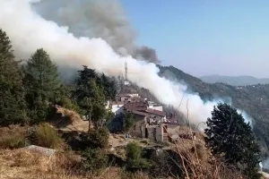 हल्द्वानी: आग ने हल्द्वानी और मुक्तेश्वर में मचायी तबाही, 10 घंटे धधका जंगल, 10 फिट ऊंची लपटों ने डराया