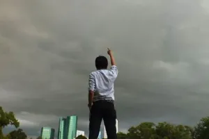 भगवान  से खफा एक बेघर ने मंदिर में फेंके पत्थर