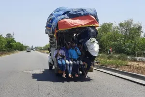 बरेली: कोरोना की मार, नियम सारे दरकिनार, ठूंस-ठूंस कर बैठा रहे सवारियां