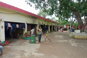 लाॅकडाउन में कुष्ठ आश्रम के 100 परिवारों को खाने के लाले