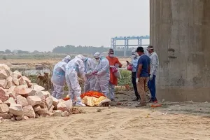 बरेली: श्मशान घाट पर संक्रमण का खतरा, इस्तेमाल की गयी पीपीई किट बनी परेशानी की वजह