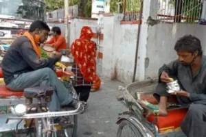 गरीबी पर भारी कोरोना, दिनभर रिक्शा खींचने पर भी नहीं होती है सौ रुपये की कमाई