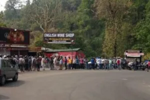 हल्द्वानी: शराब के लिए दुकान पर टूट पड़े ग्राहक, सड़क पर दो किमी लंबी कतार
