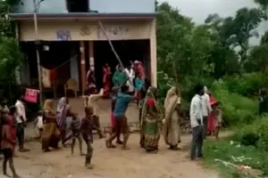 बाराबंकी: कोरोना टेस्ट करने गई टीम को ग्रामीणों ने खदेड़ा, जांच के बहाने महिलाओं से अभद्रता का आरोप