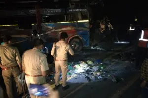 आगरा-लखनऊ एक्सप्रेस-वे पर बड़ा हादसा, तेज रफ्तार डबल डेकर बस पलटी, एक की मौत 29 घायल