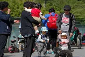 चीन में अब तीन बच्चे पैदा कर सकेंगे कपल, उम्रदराज होती आबादी के बीच सरकार ने बदले नियम