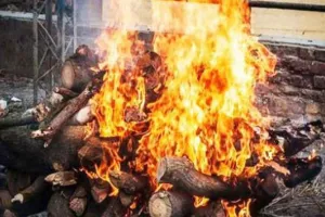 बरेली: कोरोना ने छीनी जिंदगी, लॉकडाउन ने काम, पत्नी की चिता को लकड़ी खरीदने के भी पैसे नहीं…