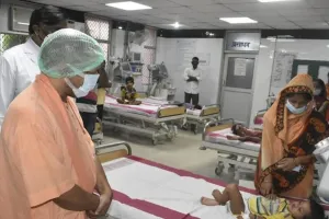 बीआरडी मेडिकल कॉलेज पहुंचे सीएम योगी, हाई डिपेंडेंसी यूनिट में भर्ती मरीजों का जाना हाल