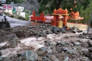 हल्द्वानी: तेज बारिश के चलते कैंची धाम के पास आया मलवा, यातायात ठप