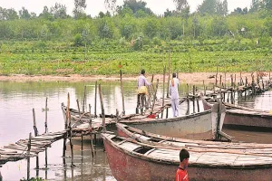 मुरादाबाद : मौत के पुल पर बढ़ गई ‘रपटन’, फिर भी जारी है सफर