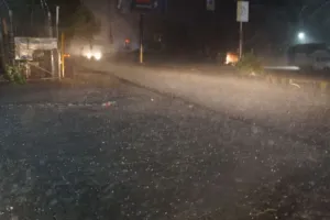 बरेली: पहले धूलभरी आंधी, फिर बारिश और ओले, कई क्षेत्रों की बिजली गुल