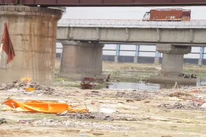 बेहिसाब जलीं चिताओं से रामगंगा घाट की बिगड़ी सूरत