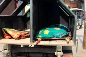 यूपी: मानवता तार-तार, इंसानियत शर्मसार… कचरा गाड़ी में शव रखकर पहुंचाया श्मशान घाट