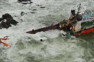 चक्रवात: 26 लोग अब भी लापता, नौसेना की विशेष गोताखोर टीम करेगी तलाश