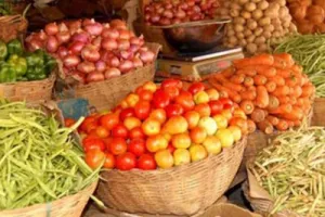 देहरादून: जनता को लूट रहे मुनाफाखोरों पर नकेल कसने को सब्जी मंडी की दुकानों में चस्पा की रेट लिस्ट