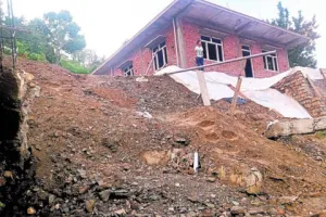 बेरीनाग: दरके पहाड़, भूस्खलन की जद में आए कई परिवार