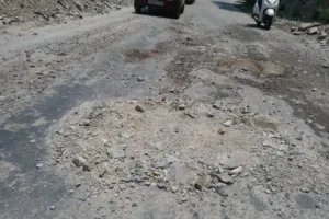 गरमपानी: राष्ट्रीय राजमार्ग के गड्ढे छिपाने को मिट्टी का आसरा