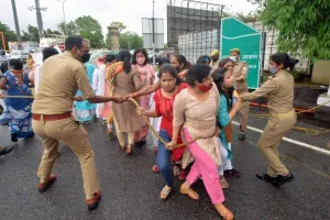 ‘घोटाले’ के विरोध में महिला कांग्रेस का मुख्यमंत्री आवास के बाहर प्रदर्शन, पुलिस से झड़प में 6 घायल