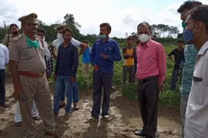 बाराबंकी: जमीन की पैमाइश करने पहुंची राजस्व टीम को महिलाओं ने पीटा, 50 पर एफआईआर