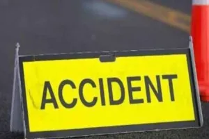 बरेली: प्रवासी मजदूरों से भरी रही बस ने कार में मारी टक्कर, अफरा-तफरी