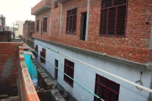 बरेली: घनी आबादी में छतों पर हाईटेंशन, चूकते ही लपक लेती है मौत