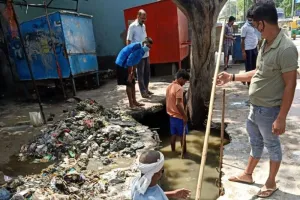 बरेली: बारिश ने नाला सफाई अभियान को दिया झटका, निकाला गया मलबा फिर नाले में पहुंचा