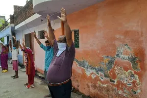 बरेली: कोटेदार की अनोखी पहल- राशन लेने आए कार्डधारकों से कराया योग