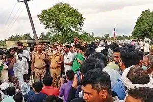 शाही: छात्रा की हत्या से नाराज परिजनों ने शव रखकर लगाया जाम