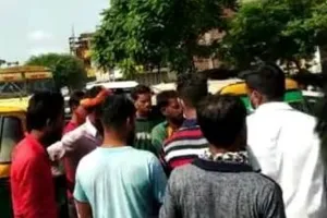 बरेली: छेड़छाड़ के आरोप में नर्सिंग छात्रा ने सरेराह मानसिक मंदित को पीटा