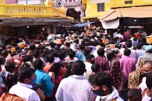 अयोध्या: बड़े मंगल पर हनुमानगढ़ी में उमड़ा श्रद्धालुओं का सैलाब, कोरोना प्रोटोकॉल की उड़ी धज्जियां